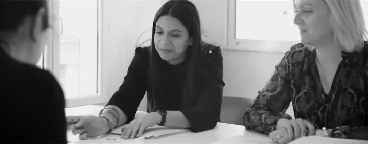 Deux avocates en réunion de travail