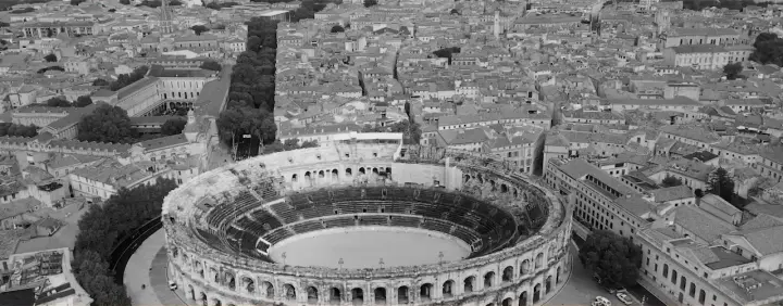 Vue aérienne de Nîmes et des arènes
