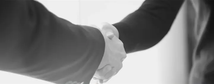 Une poignée de main entre un avocat et son client