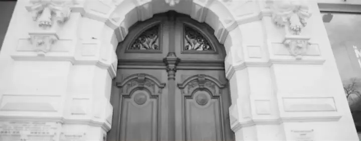 Portail sculpté d’un immeuble